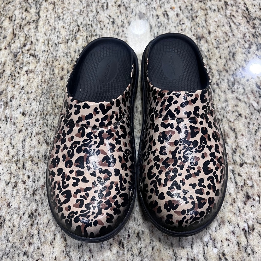 OOFOS Leopard Clogs Black Brown Recovery Comfort Shoes Slip On Women's 9